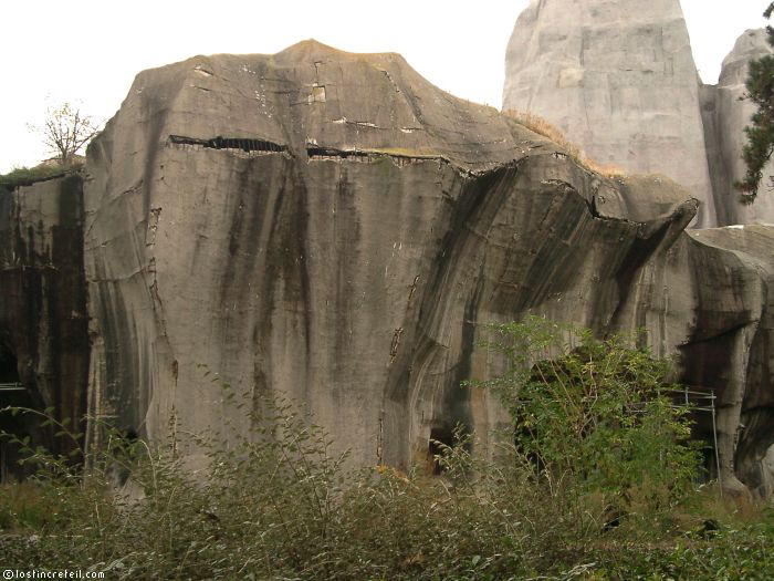 Fake rocks in Vincennes zoo - Paris 12